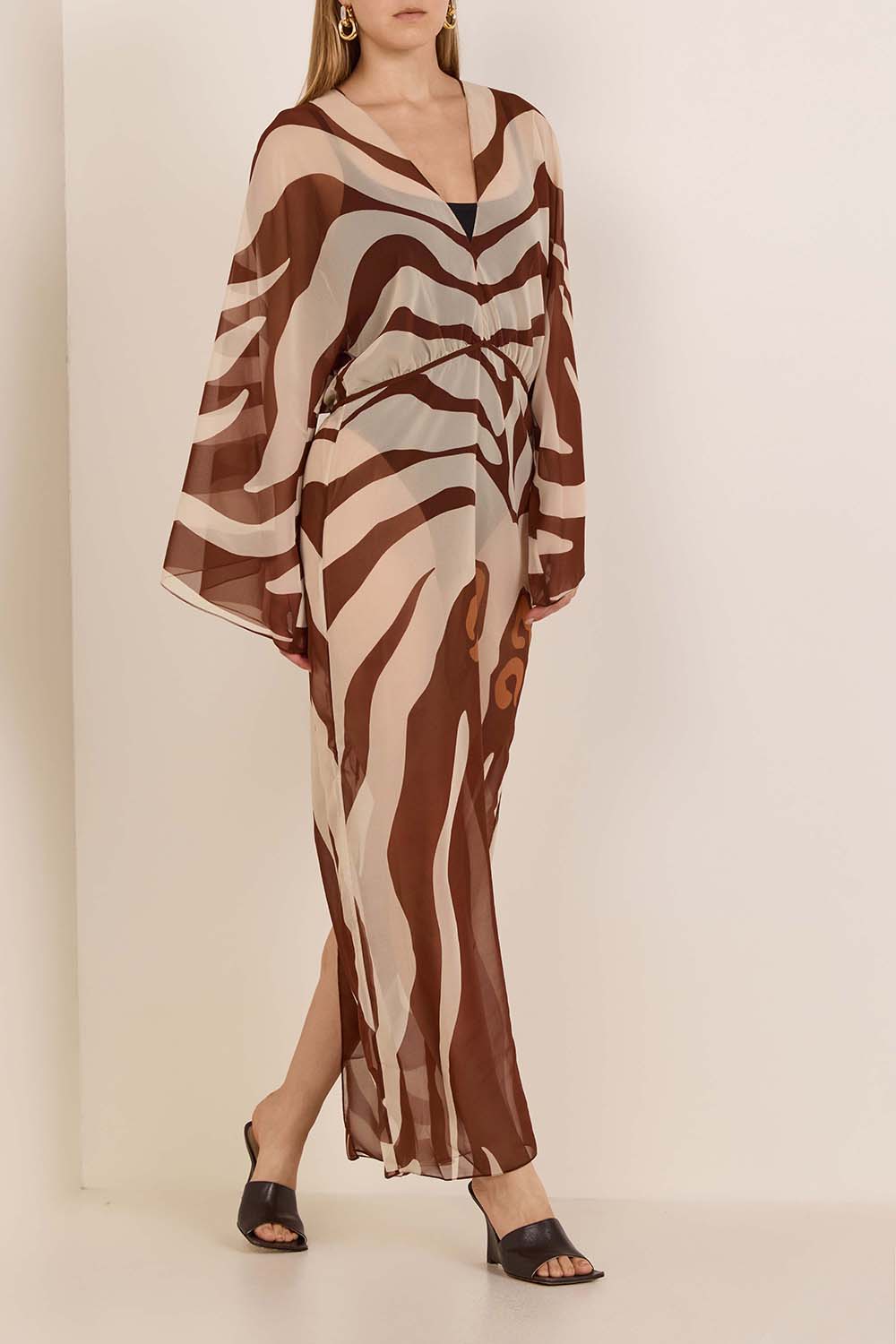 תמונת כל הלוק של שמלת כפתן